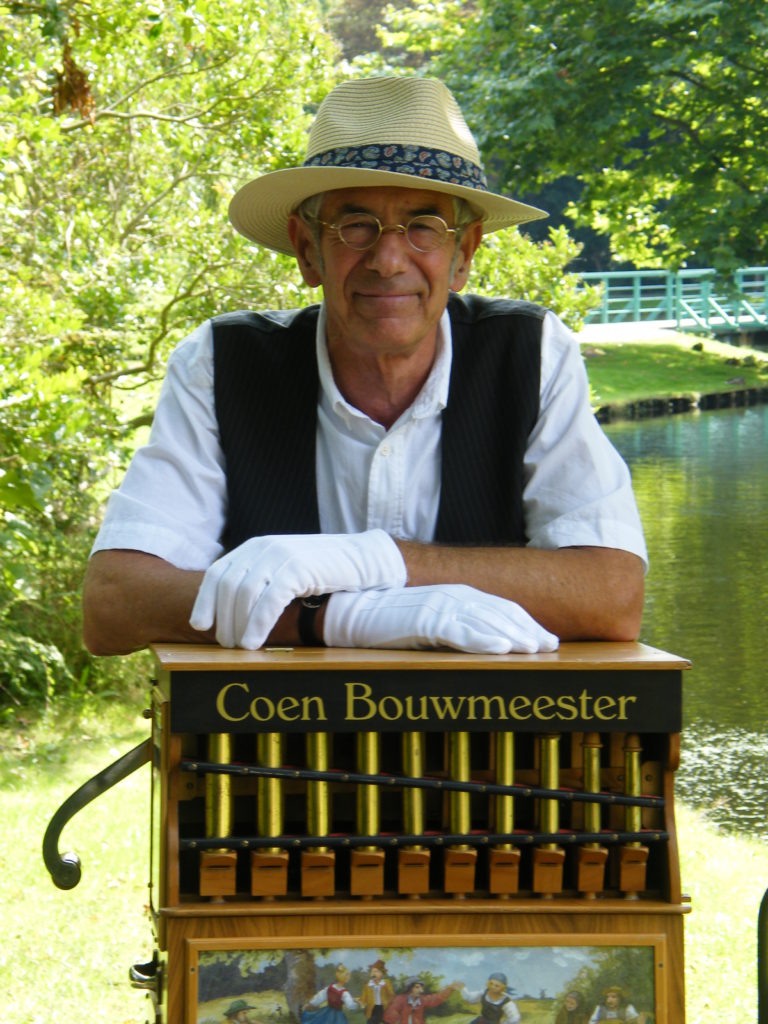 Orgeldraaier Coen Bouwmeester